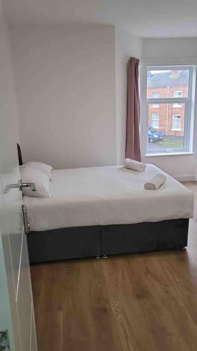 Catherine 5 Bedroom House Crewe Buitenkant foto